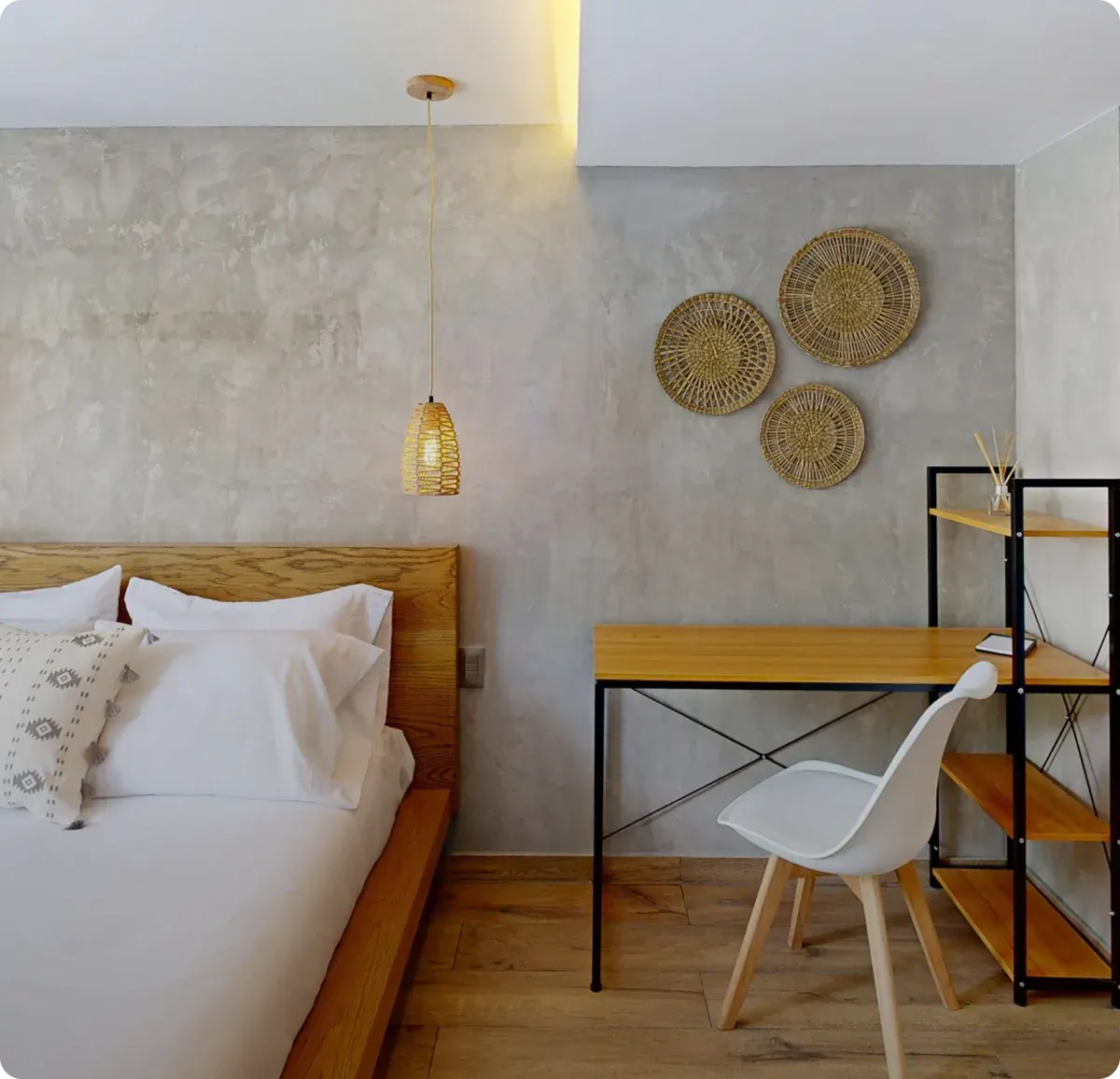 Recámara con cama y área de trabajo en tonos naturales